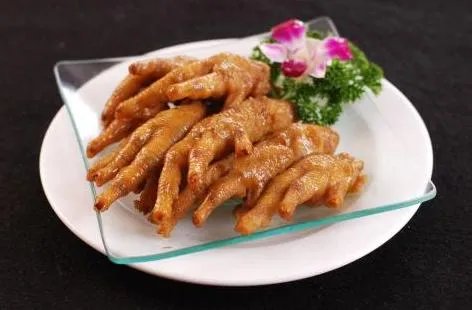 小作坊工人用嘴啃出无骨鸡爪的视频流出，看完你还敢吃那些东西吗？