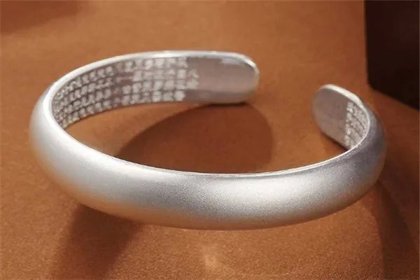 银饰店十大品牌排行榜：周大福上榜，蒂芬尼第一