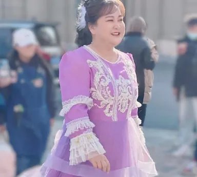 贾玲穿紫色公主裙录综艺被偶遇，你觉得她这个造型怎么样？