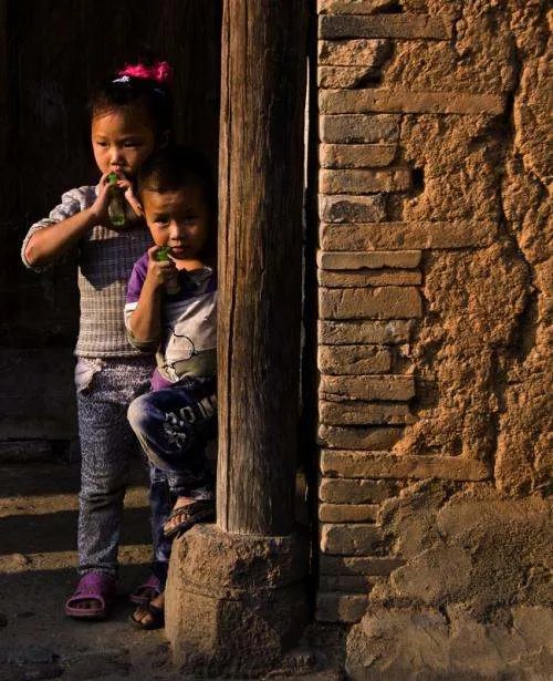 熊孩子砸车刻上老爸手机号只因老爸外出务工，如何照顾好留守孩子？