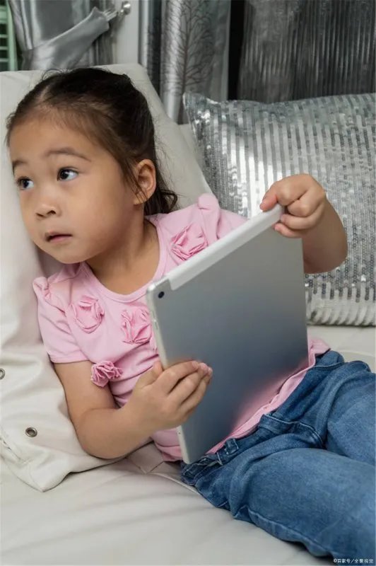 王祖蓝女儿近照曝光，完美遗传妈妈的颜值 ，是一个怎么样的小孩子呢？