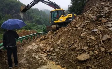 宜宾山体滑坡致使车辆被巨石砸中，山体滑坡是怎么造成的？