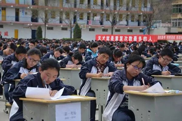 中学组织学生露天考试，这算是一种新型的考试形式吗？
