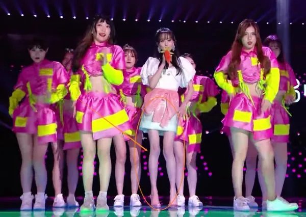 郑爽和时代少年团同台，没有精修的镜头下，腿型认真的吗？