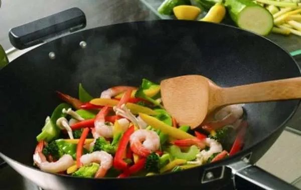 一些外国人观察到的细节：为什么中国人的烹饪火焰那么高？