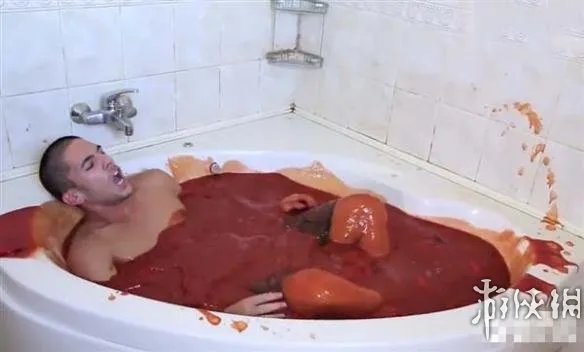 这酸爽简直要上天啊！国外小伙用1250瓶辣椒酱泡澡