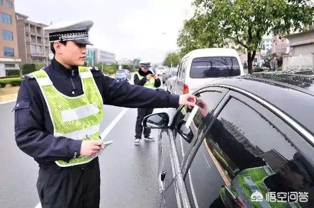 把别人的违章停车罚单贴在自己的车上，能逃过处罚吗？