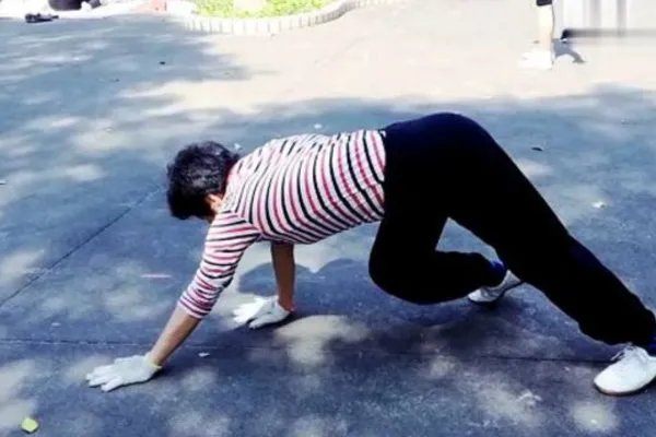 老人组团龟蛇爬行走红，这样做对身体真的有好处吗？