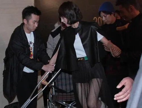 白百何带伤录综艺引发网友心疼 拄拐杖为队员助威