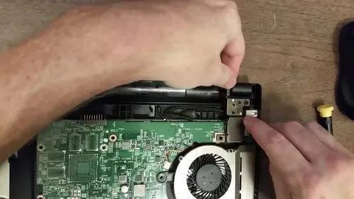 海南一女生喝奶茶溅入电脑显示屏,致蚂蚁筑巢,蚂蚁进入电脑中该怎么办?