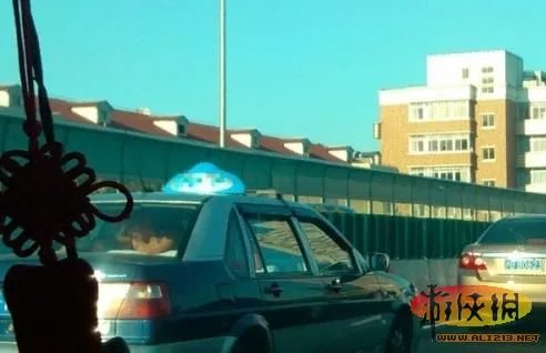 出租车内车震司机旁观全过程 盘点娱乐圈车震门