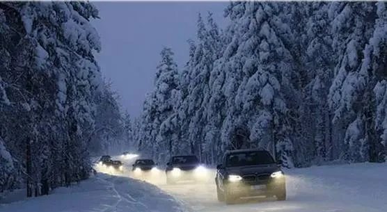 运城车辆翻入水库，下雪天开车应注意些什么？