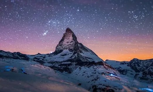 为什么阿尔卑斯山会出现粉色冰川?原因是什么?