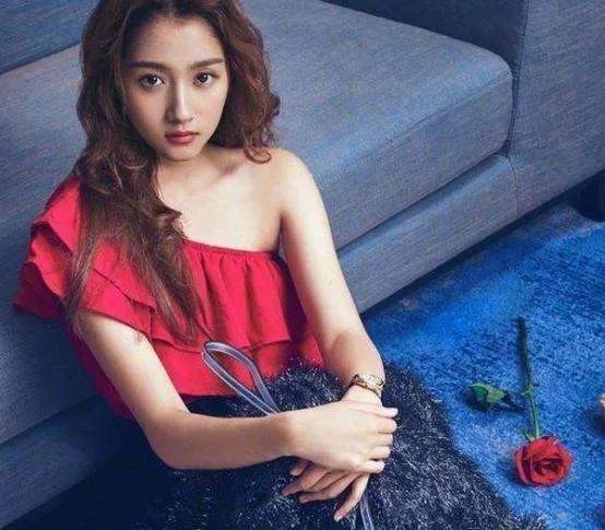 与关晓彤一起出道的四大童星，前三位大红大紫，唯独她被遗忘，她是谁？