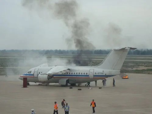 上海浦东机场一架飞机起火