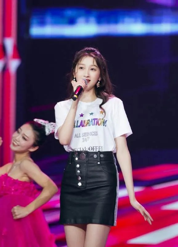 关晓彤气质杠杠滴,高个子女孩怎样才能穿出高贵的感觉?