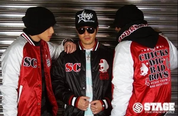 罗志祥stage，有一件外套，袖子是白色，中间是红色，然后背面写“CHICKS DIG BAD BOYS”