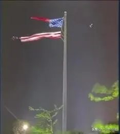 如何看待美国最大国旗被雷劈断，华盛顿纪念碑也遭雷击呢？