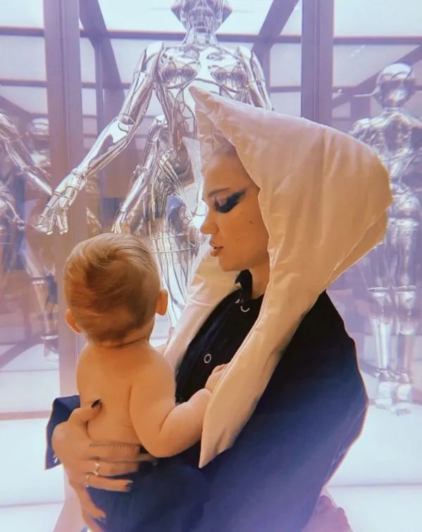 新世界首富马斯克，他的女友是如何在两天拍卖出3800万？