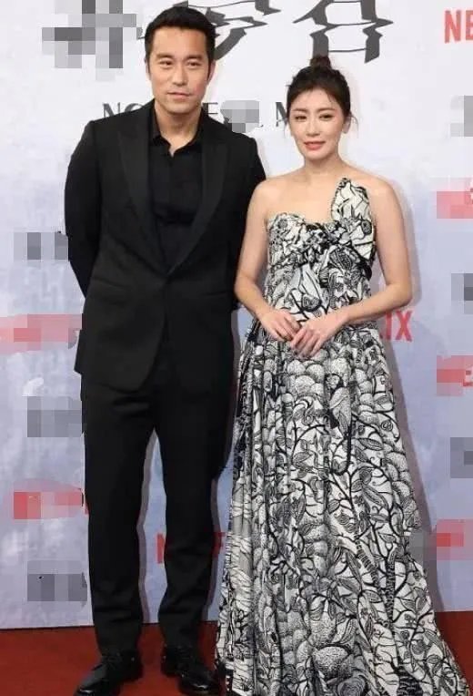 简约款礼裙被气质女神贾静雯穿出了什么感觉？