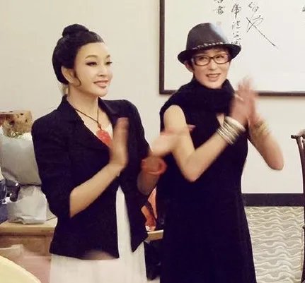 张敏微博曝与刘晓庆合照 逆龄脸蛋令网友直呼美惨啦