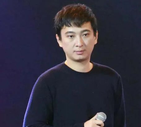 王思聪穿黄色奢华滑雪服现身张家口，遭到了网友怎样的调侃？