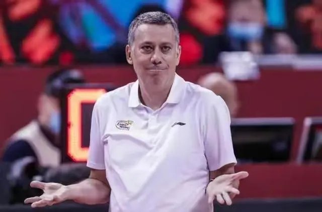 作为辽宁男篮仅有的战术教练马丁内斯，李洪庆为何要把他开除呢？