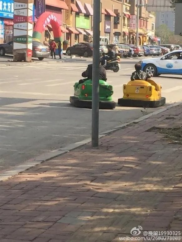 厉害了！沈阳两大叔开碰碰车上路：与汽车并行等红灯