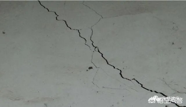 为什么农村的自建房会出现墙面裂缝、开裂、返潮的质量问题？问题出在哪？该怎么解决？