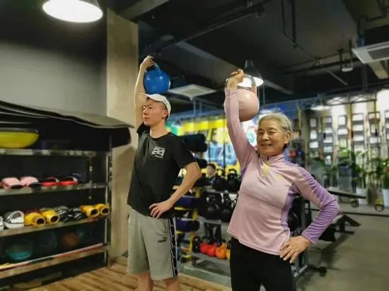 70岁马甲线奶奶成健身教练