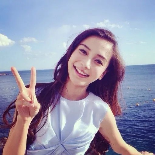 杨颖整容前的照片对比惊呆众人 堪称最成功的“变脸女王”