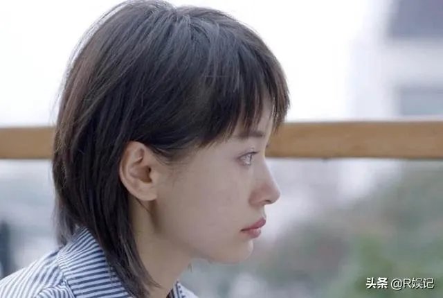 王子文高铁踩桌板是否应该被谴责？