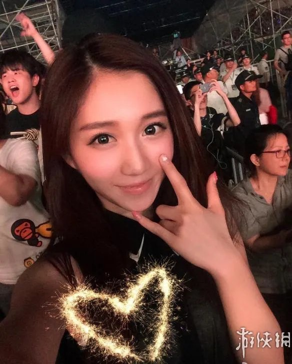 《LOL》最美游戏女主播登男人装：火辣身材一览无遗