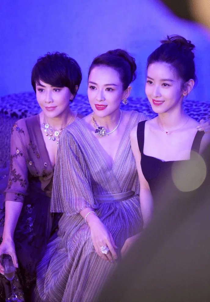 章子怡晒合照裁掉苏芒只留章泽天，娱乐圈鄙视链再现，打醒了多少年轻人？