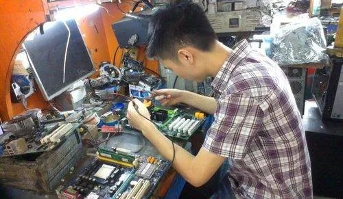 海南一女生喝奶茶溅入电脑显示屏，致蚂蚁筑巢，蚂蚁进入电脑中该怎么办？