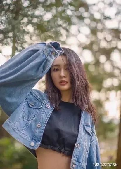 李沁获奖反被网友安慰？首届影帝是吴亦凡，金鹤奖有含金量吗？