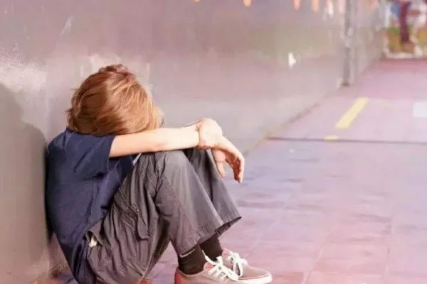 陕西某男子酒后摔打两岁半幼儿,拿孩子撒气的人有多可恶?