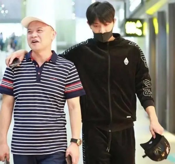 黄子韬在父亲去世后的首次现身，是什么样的状态呢？