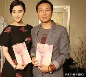 范冰冰参加过生日聚会，和员工合影的照片太出众了，她身边的男人是谁？