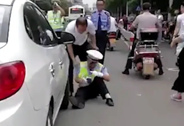 交警为何被指碰瓷执法？