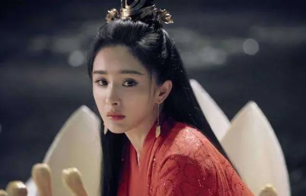 感觉杨幂的发际线低了些，是去植发了吗？