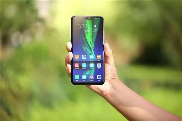 华为play和荣耀8x那个更好一些那？