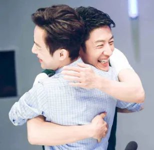 撒贝宁升级当爸爸，何炅提着礼物去看孩子，撒贝宁当时是怎么做的？