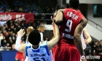 麦迪在CBA打球时，为什么吉喆会对着他摇手指羞辱？