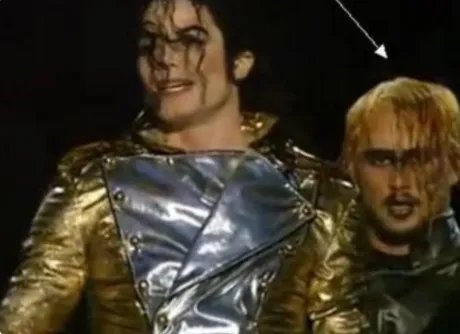 徐锦江给迈克尔伴舞是真的么