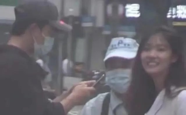 黄轩新恋情曝光，你希望明星隐藏恋情还是公布恋情？