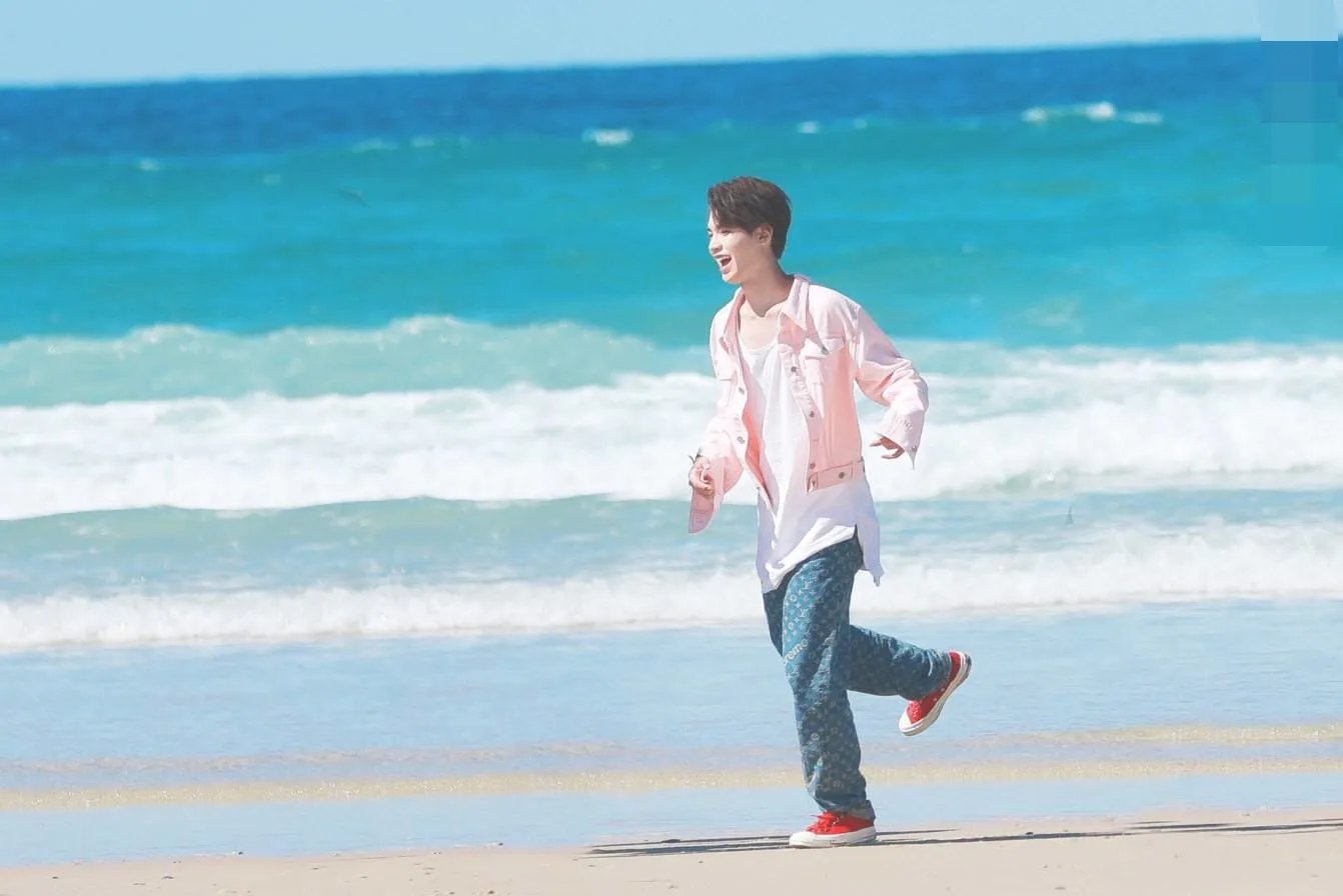 黄明昊专辑删除与金子涵合作曲，背后的主要原因是什么？