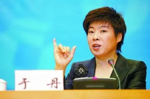 为何说著名学者于丹被北大学子轰下台,虽是偶然事件却是她的必然结局?