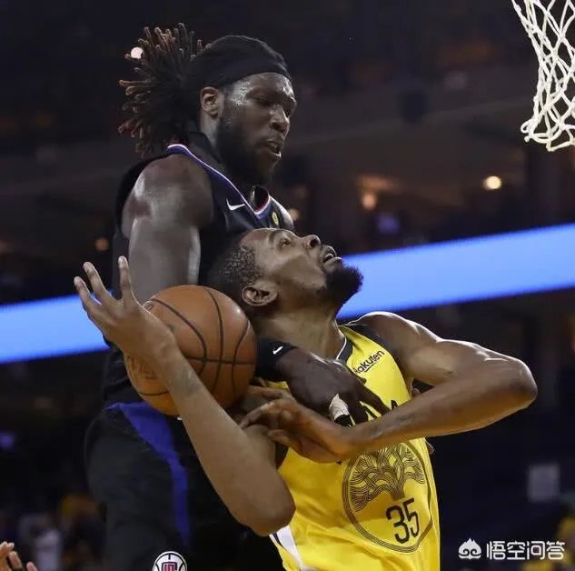 勇士被31分逆转，6犯离场杜兰特在场下一脸迷茫，今夏成为自由球员的他会加盟快船吗？