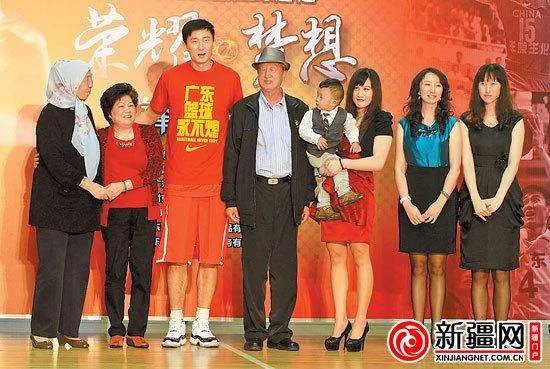 杜锋与妻子结婚照图 杜锋退役仪式名单